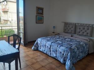 - une chambre avec un lit, une table et un balcon dans l'établissement Casa del Sole, à Pitigliano