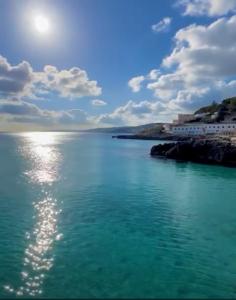 - une vue sur une étendue d'eau avec le soleil dans le ciel dans l'établissement Salento Villa Don Peppino, à San Foca