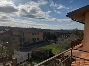 - une vue depuis le balcon d'une maison dans l'établissement Casa del Sole, à Pitigliano