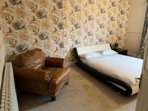 Letto o letti in una camera di Contractors accommodation near John Lennon Airport