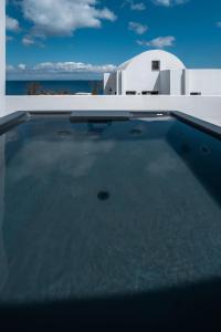 una piscina en la azotea de una casa en AKRI Suites Vourvoulos, en Vourvoúlos