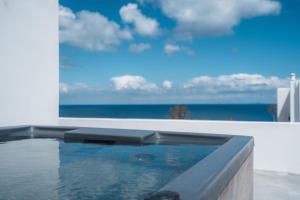 una piscina con vistas al océano en AKRI Suites Vourvoulos, en Vourvoúlos