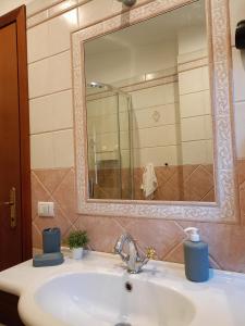uma casa de banho com um lavatório e um espelho em Per chi ama mare e montagna! em Camaiore