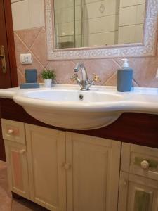 y baño con lavabo y espejo. en Per chi ama mare e montagna!, en Camaiore