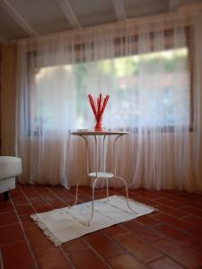 uma mesa com um vaso em cima numa sala em Per chi ama mare e montagna! em Camaiore