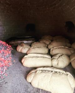 um grupo de pães sentados numa mesa em Il trullo di simona em Locorotondo