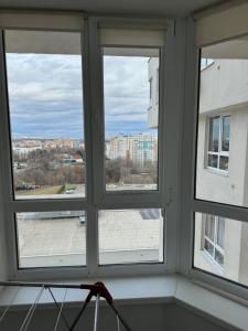 ventana con 4 vistas a la ciudad en Testemitanu Apart, en Chişinău