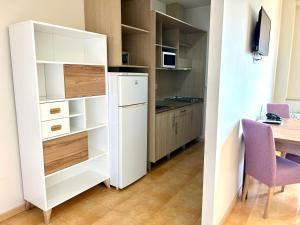 Una cocina o zona de cocina en Apartamentos Turisticos Mediterraneo