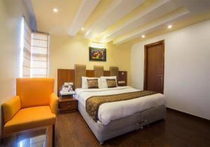 Ein Bett oder Betten in einem Zimmer der Unterkunft Hotel Palm Do'r Near New Delhi Railway Station