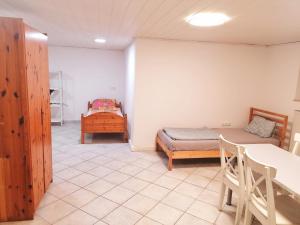a room with a bed and a table and chairs at SOUTERRAIN Monteur Arbeiter 2-Zimmer Wohnung in KASSEL in Kassel