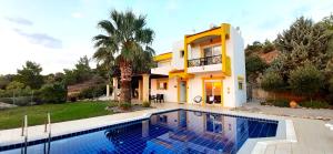 willa z basenem przed domem w obiekcie Villa Irene, Amazing views, Lindos 10 mins, Beach 4 mins w mieście Kalathos