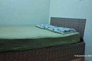 - un lit avec un oreiller dans l'établissement Casa em Ilha da Crôa - AL, à Barra de Santo Antônio