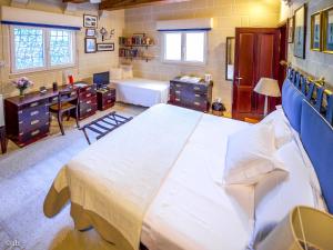 1 dormitorio con 1 cama grande, escritorio y bañera en Villa Selmunett, en Naxxar