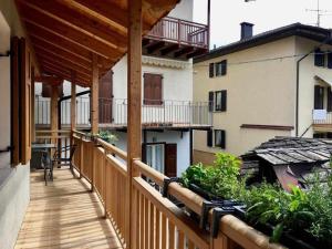 un balcón al aire libre de un edificio con barandilla de madera en Appartamento Al Garibaldi, en Levico Terme