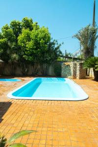 a large blue swimming pool in a yard at Foz Temporada in Foz do Iguaçu