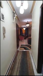 un couloir menant à un salon avec un couloir dans l'établissement شقة مفروشة مميزة جدا, à Mît Khamîs
