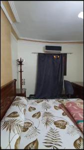 una camera con letto e finestra con tenda di شقة مفروشة مميزة جدا a Mît Khamîs