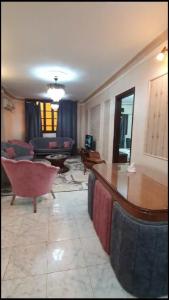 a living room with a couch and a table at شقة مفروشة مميزة جدا in Mît Khamîs