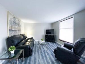 een woonkamer met een bank en stoelen en een televisie bij Near City/Airport, Large Deck, 2 BD, Long Stays in Carnegie