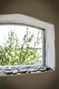 una ventana con rocas en el alféizar de una habitación en Appleslounge, en Dahlem