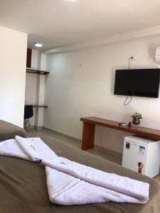 Un pat sau paturi într-o cameră la Suítes Flecheiras