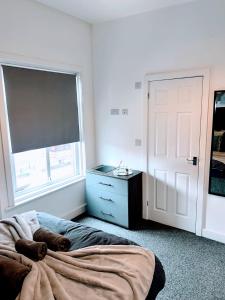 Tempat tidur dalam kamar di Averill Street Guest house