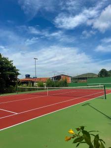 een tennisbaan met een net erop bij HOSTEL DAS ESTRELAS in Areal