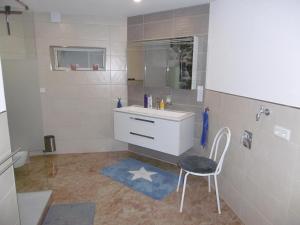 奧爾斯貝格的住宿－FeWo Elpetalblick，浴室配有水槽和椅子