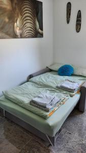 1 cama en una habitación con un cuadro en la pared en FeWo Elpetalblick, en Olsberg