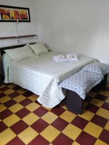 Apartamento Monoambiente Independiente en Salto Ciudadにあるベッド