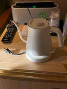 een witte blender op een bureau naast een toetsenbord bij etoile inn sumoto - Vacation STAY 49252v in Sumoto