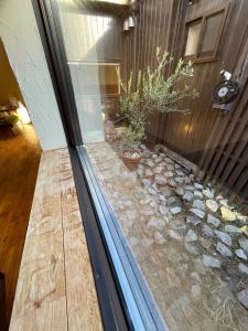 uma vista para um jardim a partir do exterior de uma casa em etoile inn sumoto - Vacation STAY 49252v em Sumoto