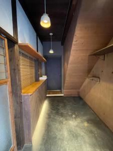 Habitación vacía con paneles de madera y pasillo. en etoile inn sumoto - Vacation STAY 49252v en Sumoto