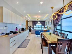 uma cozinha e sala de estar com mesa e cadeiras em #11 Jesselton Quay City Pads Seaview Corner em Kota Kinabalu