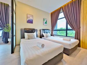 um quarto de hotel com duas camas e uma janela em #11 Jesselton Quay City Pads Seaview Corner em Kota Kinabalu