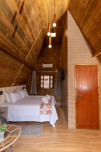 a bedroom with a bed and a wooden ceiling at Pousada Dona Carmita in Brumadinho +63 photos