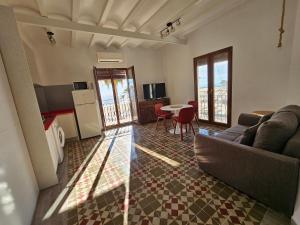 een woonkamer met een bank en een tafel bij H&B COSTABLANCA in Villajoyosa