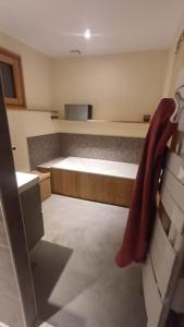 La salle de bains est pourvue d'une baignoire et d'un lavabo. dans l'établissement Maison - Les Loges de St-Claude, à Saint-Claude