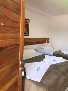 Un pat sau paturi într-o cameră la Suítes Flecheiras