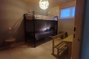 - une chambre avec 2 lits superposés dans l'établissement Maison - Les Loges de St-Claude, à Saint-Claude