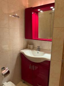 ein Bad mit einem Waschbecken und einem roten Spiegel in der Unterkunft Villa View- Grapevines Villas - your sea view vacation in Makry Gialos