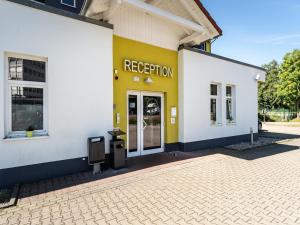 un bâtiment à la façade jaune et blanche dans l'établissement B&B Hotel Freiburg-Nord, à Fribourg-en-Brisgau