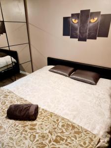 um quarto com uma cama com uma almofada castanha em Appartement deluxe ac 1 chambre proche Paris Disney 20min rerA ou A4 em Noisy-le-Grand