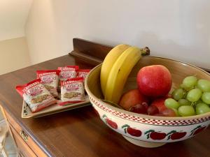 un bol de fruta en una mesa con aperitivos en Atlantic View Rooms, en Burtonport