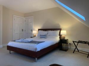 Un dormitorio con una cama con una luz azul. en Atlantic View Rooms, en Burtonport