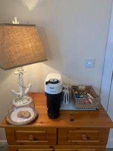 una mesa con cafetera y una lámpara. en Atlantic View Rooms, en Burtonport
