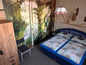 - une chambre avec un lit et une fenêtre ornée de plantes dans l'établissement Ubytování v apartmánech pod Radhoštěm, à Prostřední Bečva