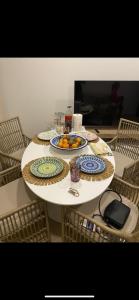 uma mesa com pratos de fruta em cima em Romantika apartment em Lido di Jesolo