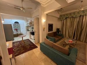 sala de estar con sofá y mesa en Nile Horizon apartments, en Jazīrat al ‘Awwāmīyah