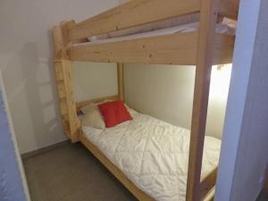a couple of bunk beds in a room at Appartement Le Grand-Bornand, 2 pièces, 6 personnes - FR-1-458-197 in Le Grand-Bornand